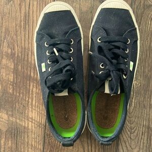 Women’s Black Canvas Cariuma Sneakers Size 9